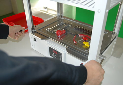 プラスチックを熱で加熱し成形