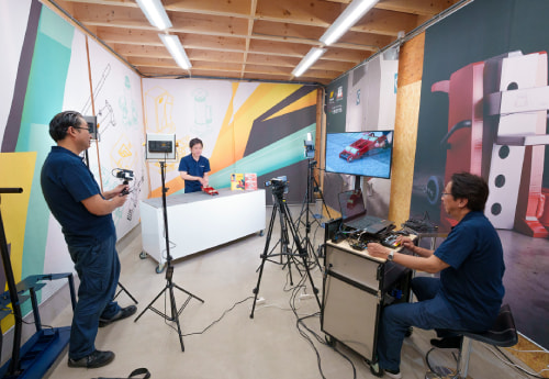 遠方の顧客にもオンラインで製品を紹介できる本格的な配信スタジオ（神明事業所）