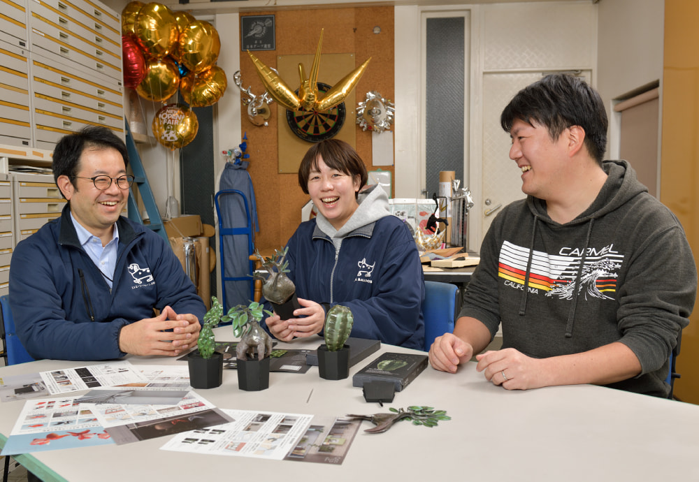 右から 専務取締役 矢部 佑太朗氏、製品管理部 望月 有希氏、営業部 渡部 涼氏